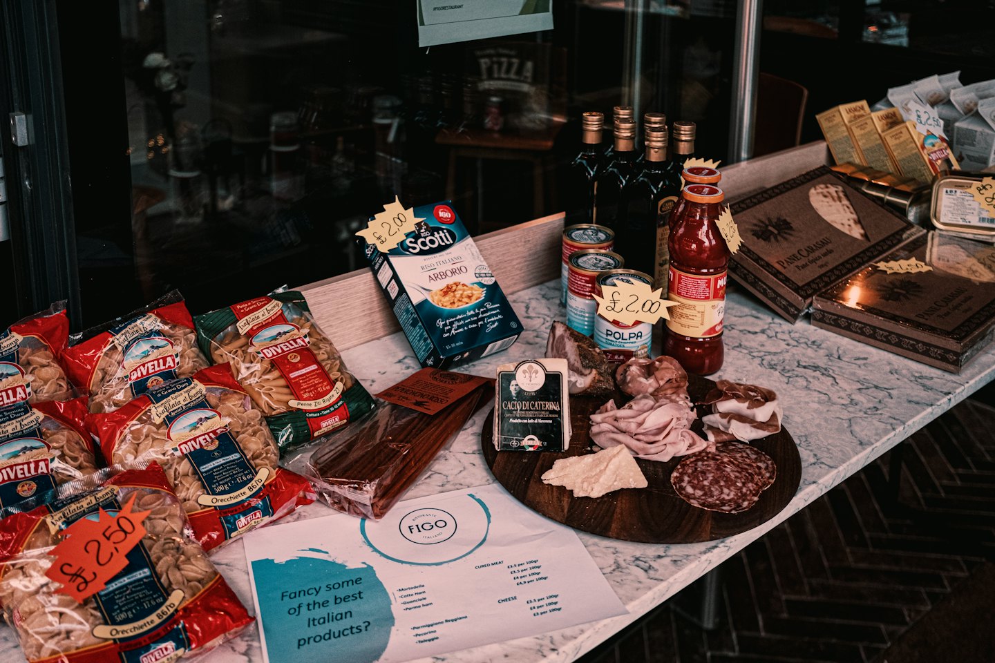 Banco gastronomia con salumi e formaggi italiani.